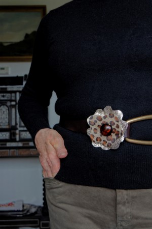 Broche en cuir :munie d'un passant et d'une broche pour la porter sur une ceinture ou l'agrafer sur un vêtement : cuir d'agneau crispé or métallisé, cuir de vache poilé façonné léopard et murano cuivré